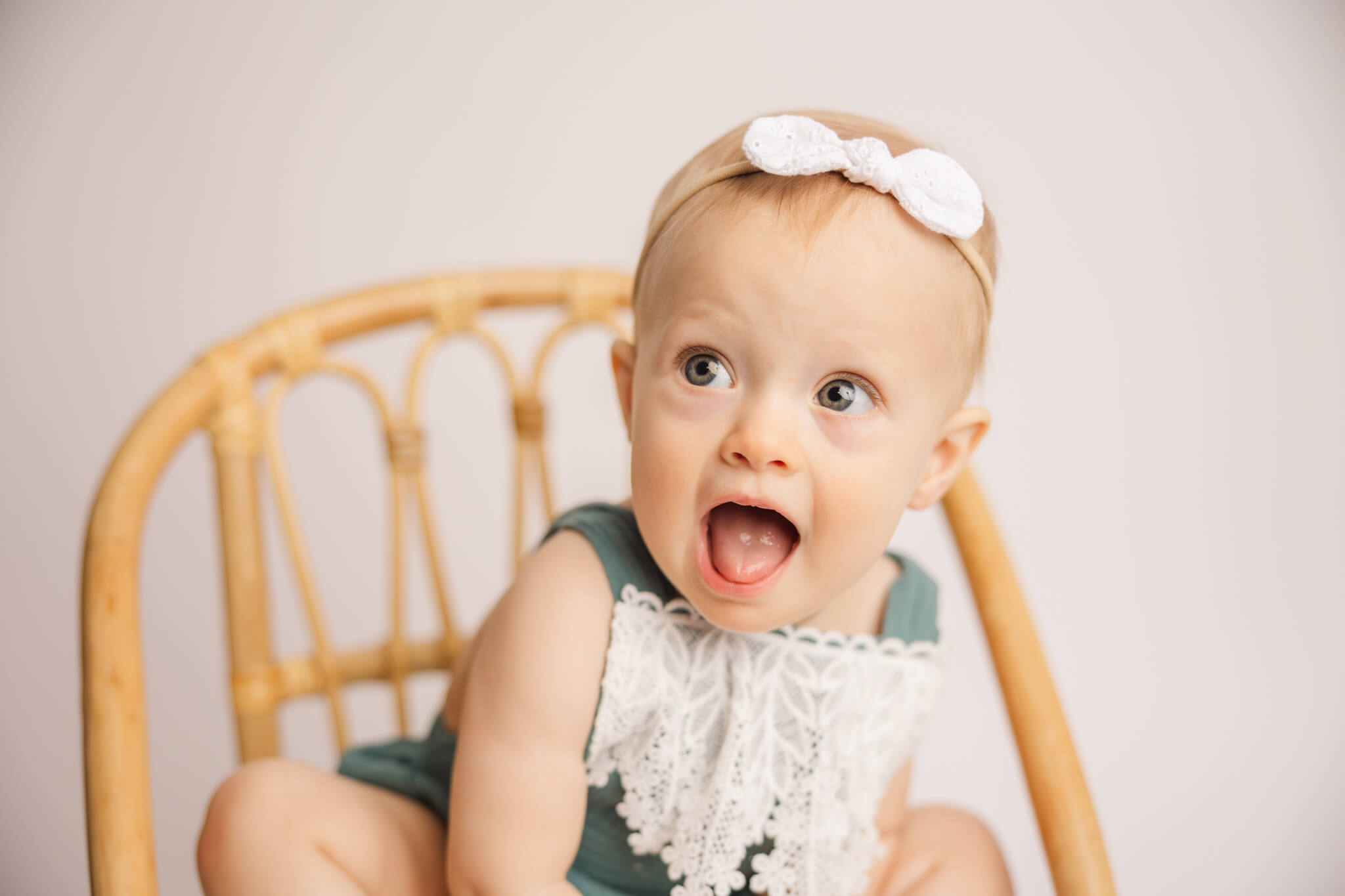 One year old singing with mom during her cake smash session